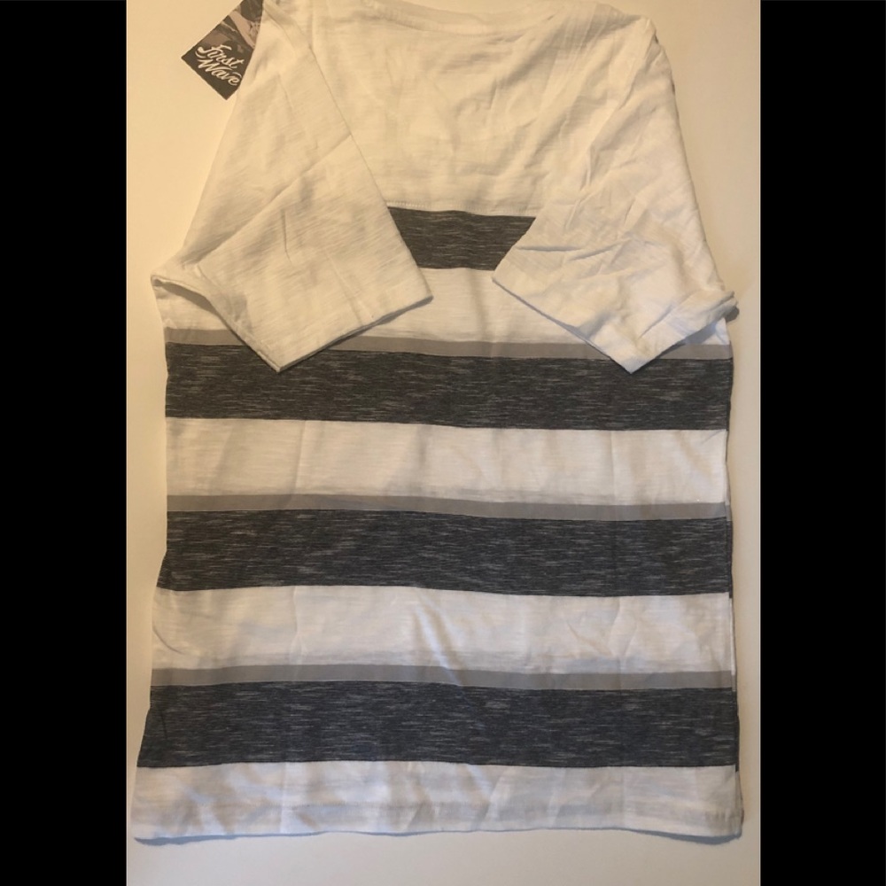 First Wave V-Neck - Picture 3 of 3